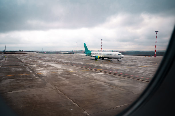 飞机飞行时透过窗户看到的景象图片下载