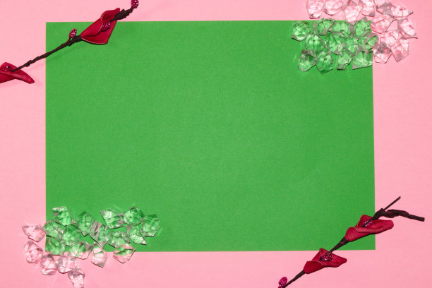 绿叶作为复制空间，粉色背景环绕宝石和花朵，创意浪漫的艺术设计，奢华图片下载