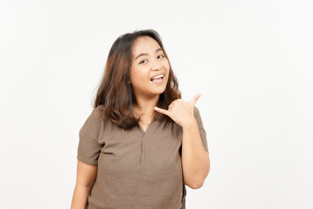 叫我回手势美丽的亚洲女人孤立在白底图片下载