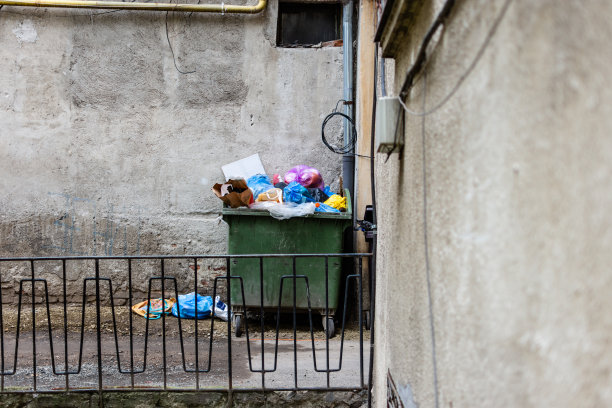 塑料垃圾桶里的一大堆垃圾图片下载