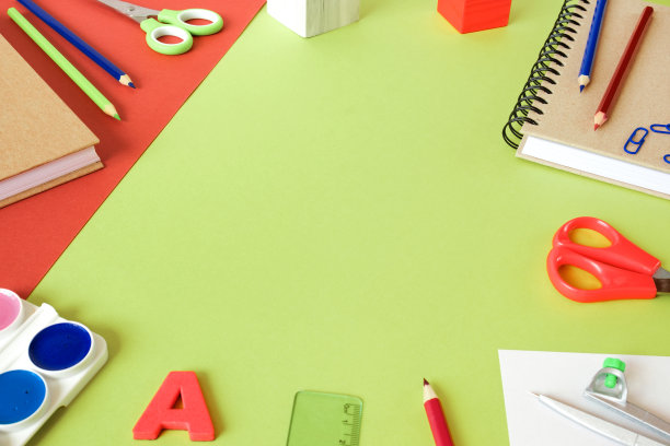 浅绿色背景的彩色学校用品。许多办公文具平铺。回到学校概念。大学工具、道具、配件。青柠新潮流色。俯视图，复制空间图片下载