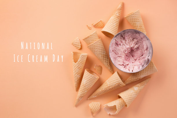 7月17日全国冰淇淋日概念。自制酸奶浆果冰淇淋图片下载