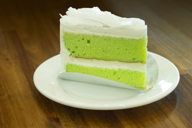 香兰和椰子蛋糕，咖啡店里美味的蛋糕图片下载