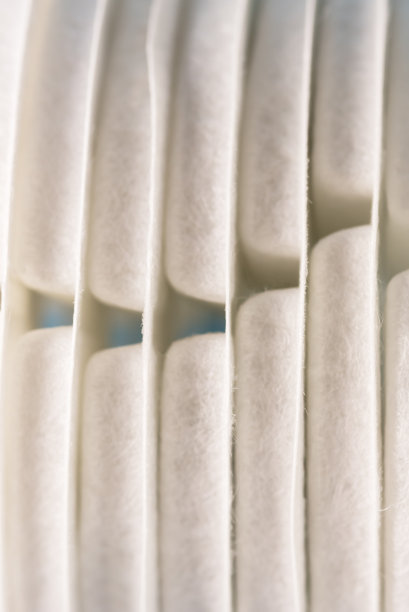 宠物喷泉更换过滤器宠物饮水机过滤器蓝色背景特写图片下载