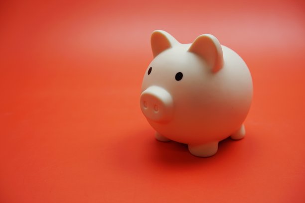 红色背景的空拷贝存钱罐图片下载