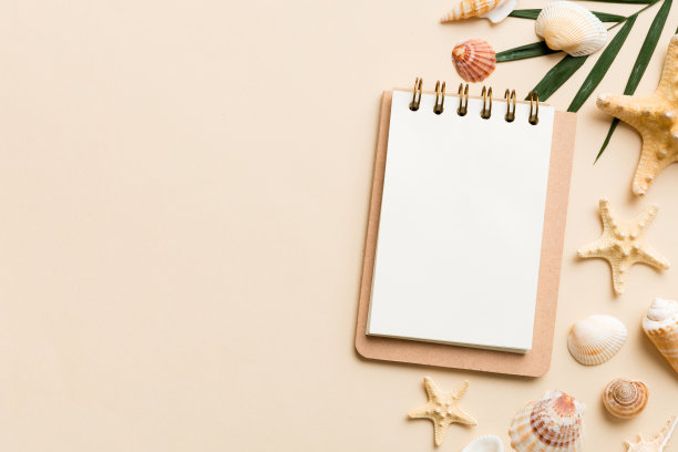 空白书写书与夏季海滩配件的背景，拷贝空间。平面铺设与拷贝空间图片下载
