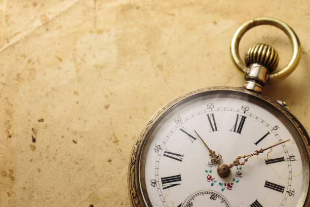 古董怀表放在旧文件或手稿上图片下载