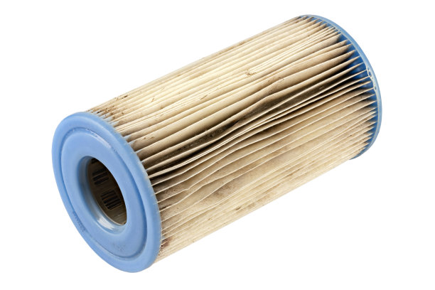 白色背景上隔离的泵用过滤器脏了。池泵服务。图片下载