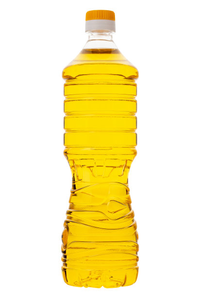 植物油装在白色背景的塑料瓶里。图片下载