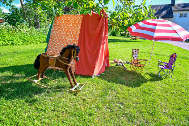 后花园草坪上的儿童玩具图片下载
