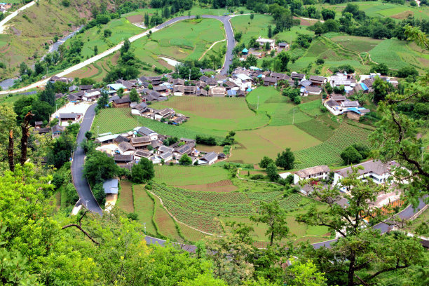 滇川边山、公路和村庄图片下载