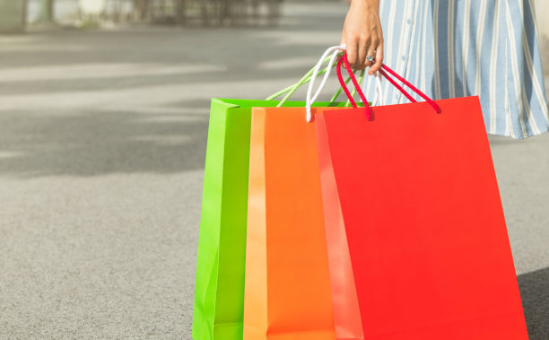 纸质购物袋在人行道上有复印空间，路边有皮卡。图片下载