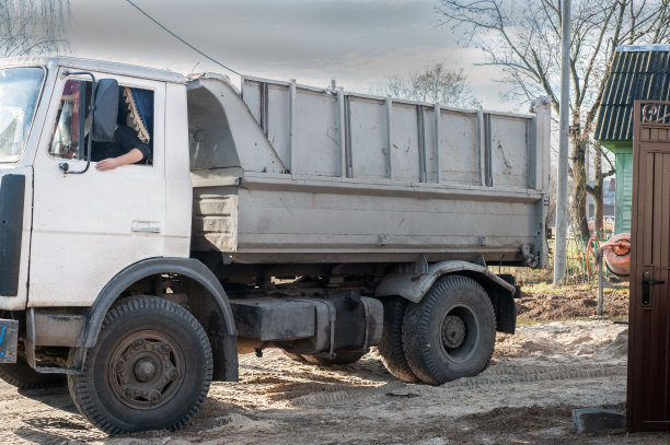 装载建筑材料的卡车-细粒沙子，运输建筑图片下载