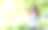 一名年轻女子闭上眼睛在公园里享受图片下载