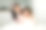 一个可爱的婴儿和她的妈妈吹灭生日蛋糕上的蜡烛。生日,节日,活动图片下载