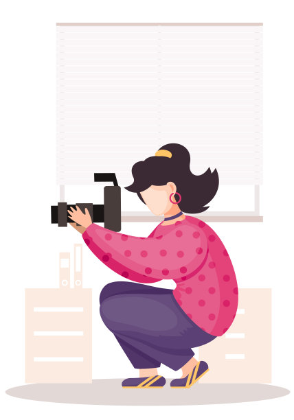 女孩坐着调整长镜头。摄影师在照相馆拍照图片下载