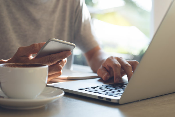 在咖啡店工作图片下载