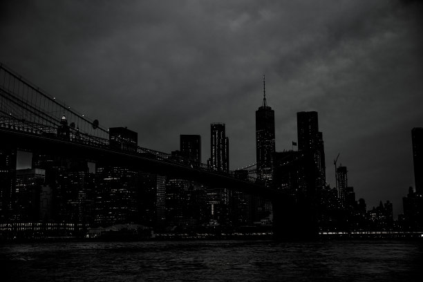 夜空映衬下的城市建筑景观图片下载