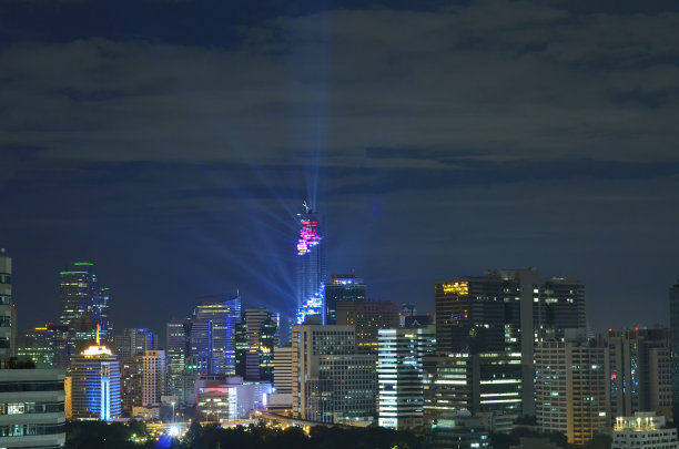 曼谷城市夜景与主要交通高速公路。图片下载