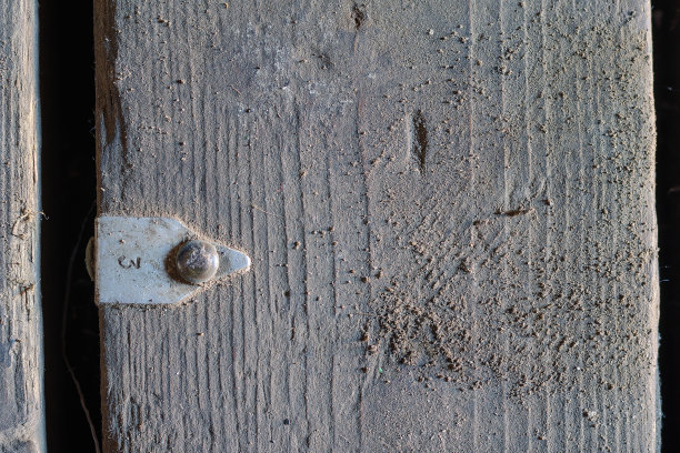 脏旧的总称。一个铝标签，上面写着数字3钉在地板上。有裂纹的磨损板。前视图。特写镜头。有选择性的重点。图片下载