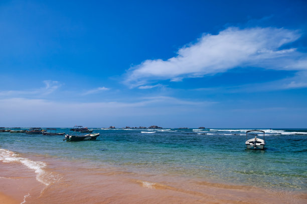 背景热带自然海景与船，蓝色的天空与云的奇妙景观，令人惊叹的海洋(海)海岸线图片下载
