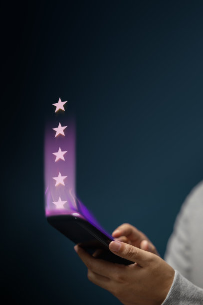 客户体验的概念。快乐客户使用智能手机提交五星评价在线满意度调查。手机正面反馈图片下载