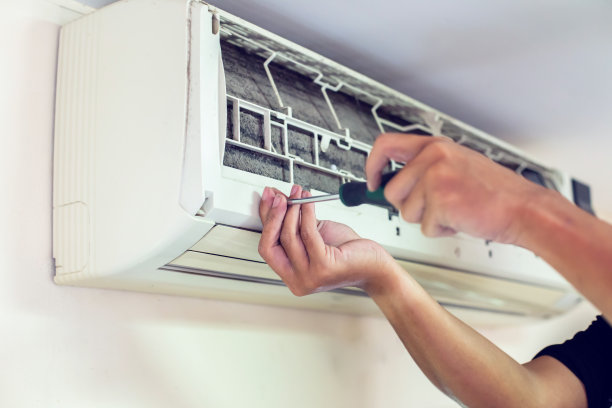 有选择地将焦点对准男性技师手中，清洗室内空调。自己在家基本清洁空调内的灰尘。图片下载
