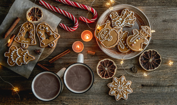 圣诞装饰旁的节日姜饼图片下载