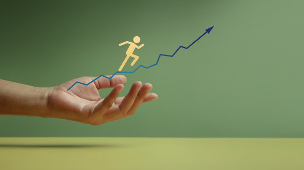 客户之旅，商业成功理念。支持客户、股东、合伙人或员工在箭头上从低跳到高的手势图片下载
