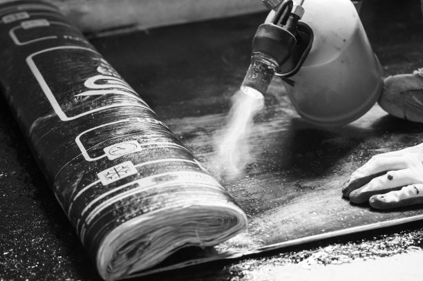 用喷枪和树脂在地板上安装防水涂料。图片下载