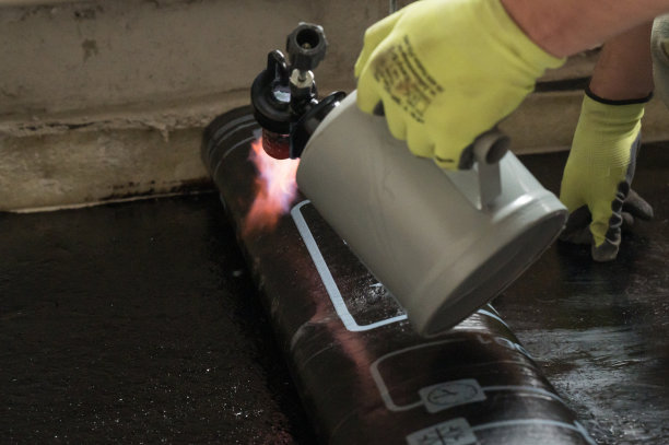 用喷枪和树脂在地板上安装防水涂料。图片下载