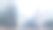 雨滴落在窗户上，背景是城市的建筑图片下载