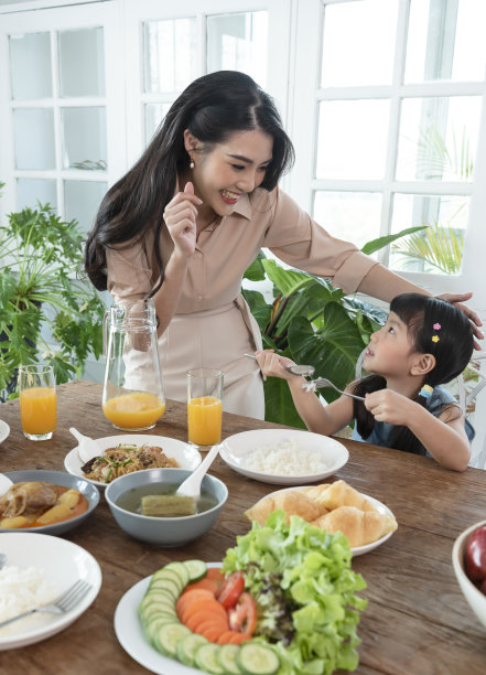 亚洲幸福家庭花时间在餐桌上一起吃午餐。家庭关系和活动。图片下载