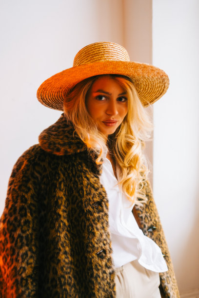 肖像迷人的白人妇女戴着帽子，穿着皮草大衣和时尚的服装。图片下载