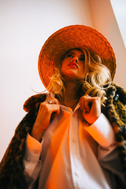 肖像迷人的白人妇女戴着帽子，穿着皮草大衣和时尚的服装。图片下载