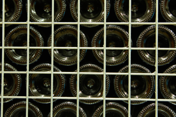 酒窖里架子上的酒瓶图片下载