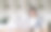 开朗迷人的年轻女性平面设计师微笑着工作在她的办公桌上的笔记本电脑在现代办公室图片下载