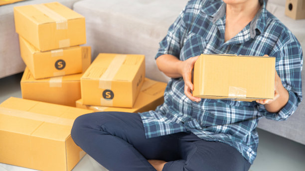 拿着纸板箱的亚洲女性企业家。图片下载