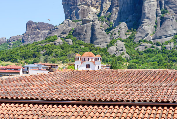 从酒店房间可以看到城市和背景中的山脉。希腊,kalabaka图片下载
