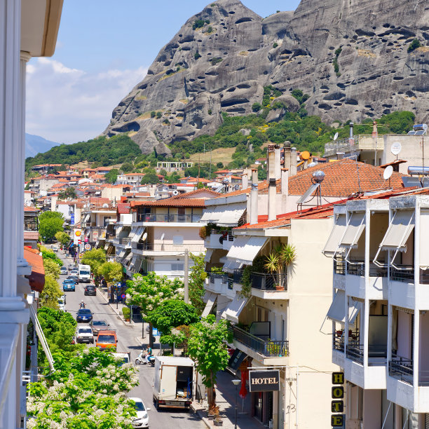 从酒店房间可以看到城市和背景中的山脉。希腊,kalabaka图片下载