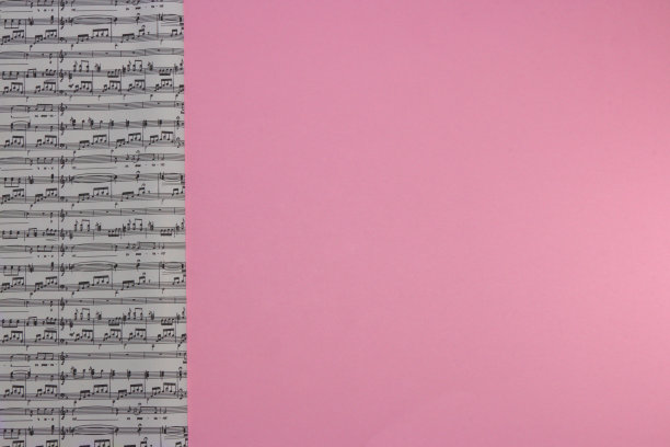 音符的左侧背景旁边是粉色的拷贝空间，创意音乐背景，艺术设计图片下载