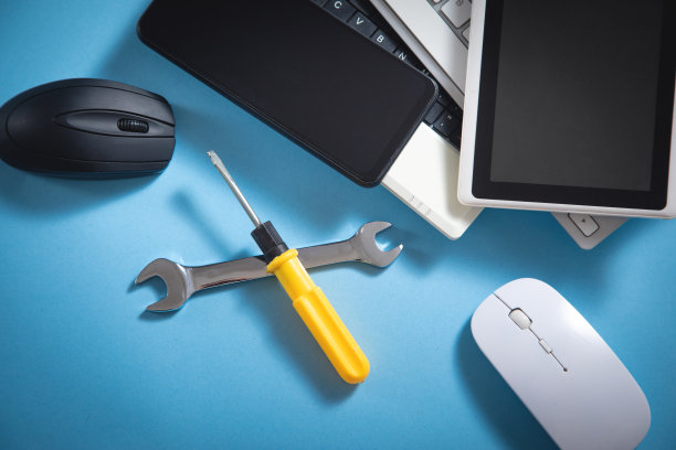 带有电脑键盘、智能手机、平板电脑、鼠标的扳手和螺丝刀。它的服务。支持图片下载