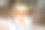 女孩拿着几块干巴巴的橘子放在她的眼前。图片下载