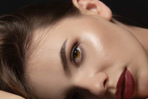 美丽的女人与花式化妆特写工作室肖像图片下载