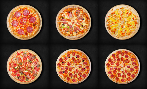 一张黑色的桌子上有六份披萨。菜单上有六种不同的披萨。意大利腊肠披萨，马苏里拉披萨，意大利腊肠，香肠，披萨四芝士，意大利腊肠和火腿，最后两种意大利腊肠。图片下载