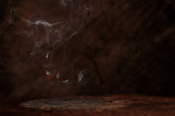 空旷的木质地板平台空间，带有图书馆背景，用于展示产品。图片下载