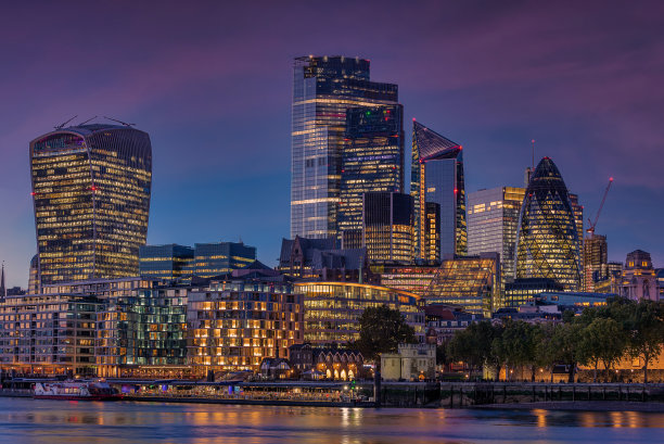 伦敦城的摩天大楼灯火通明图片下载