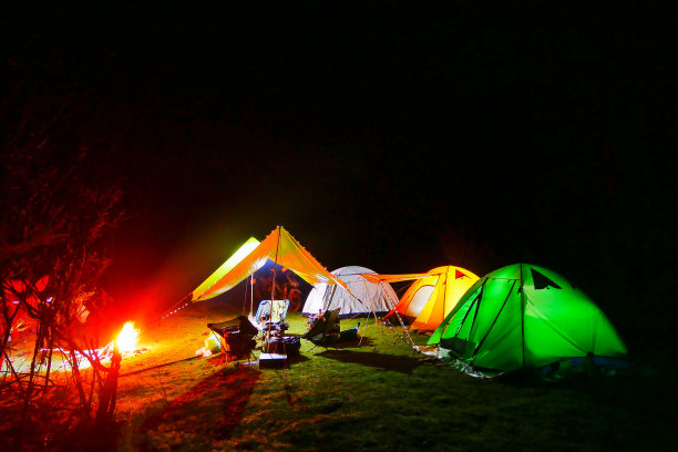 晚上在森林里搭帐篷。图片下载