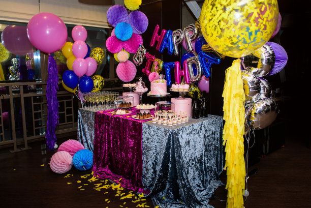 五颜六色的生日快乐的气球糖果棒图片下载