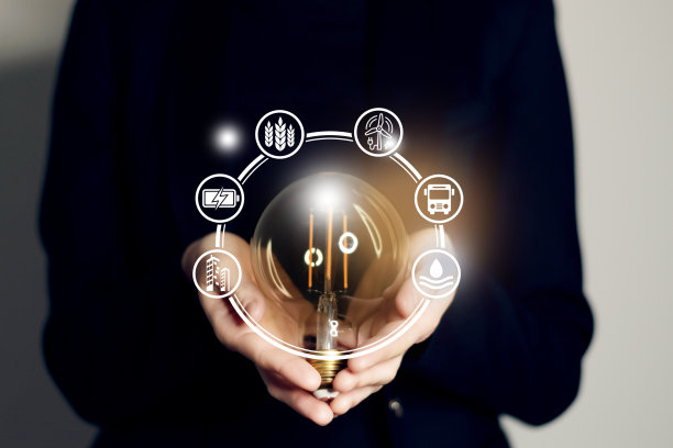 妇女手握灯泡图标能源再生，可持续发展，节约能源。图片下载